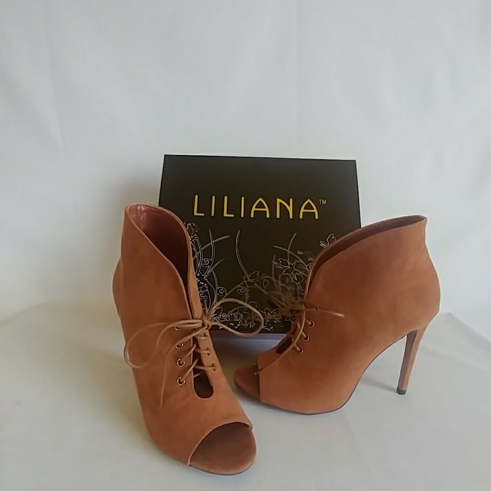 SALE!🎈Tan lace up ankle high heel booties